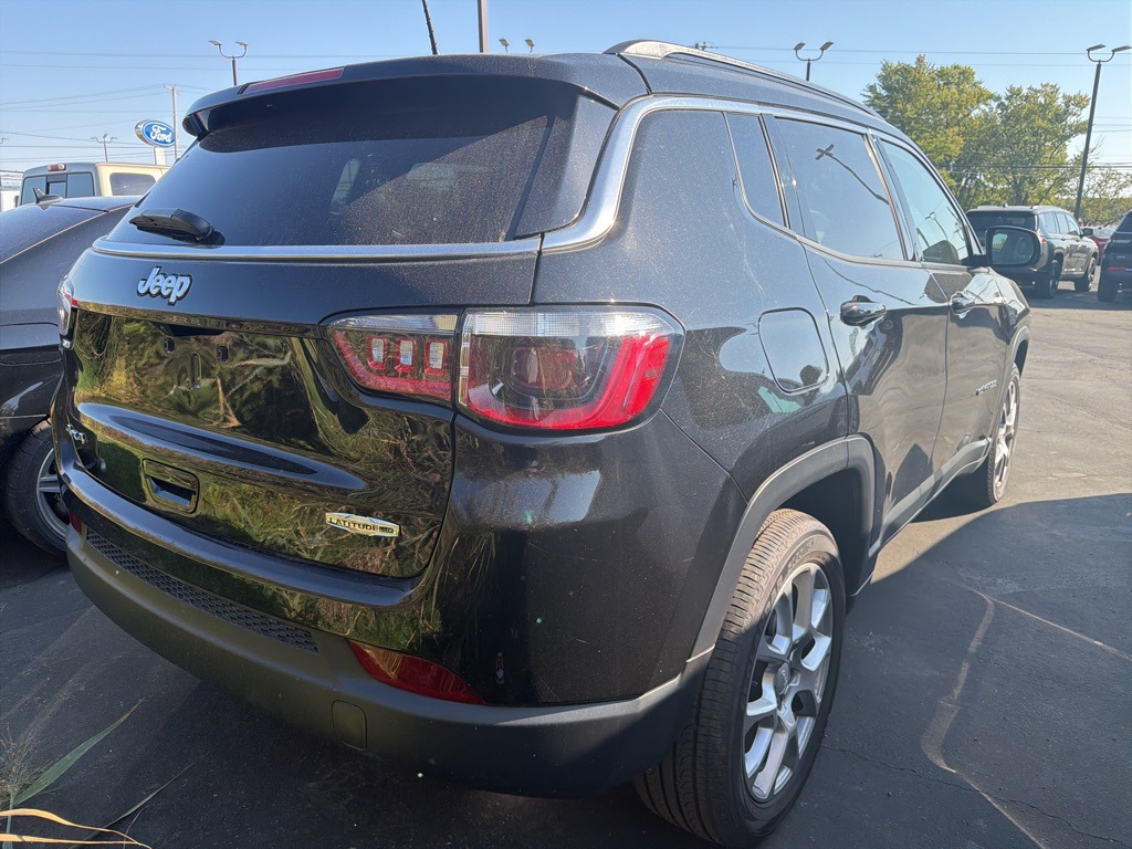 2023 Jeep Compass Latitude Lux photo 2
