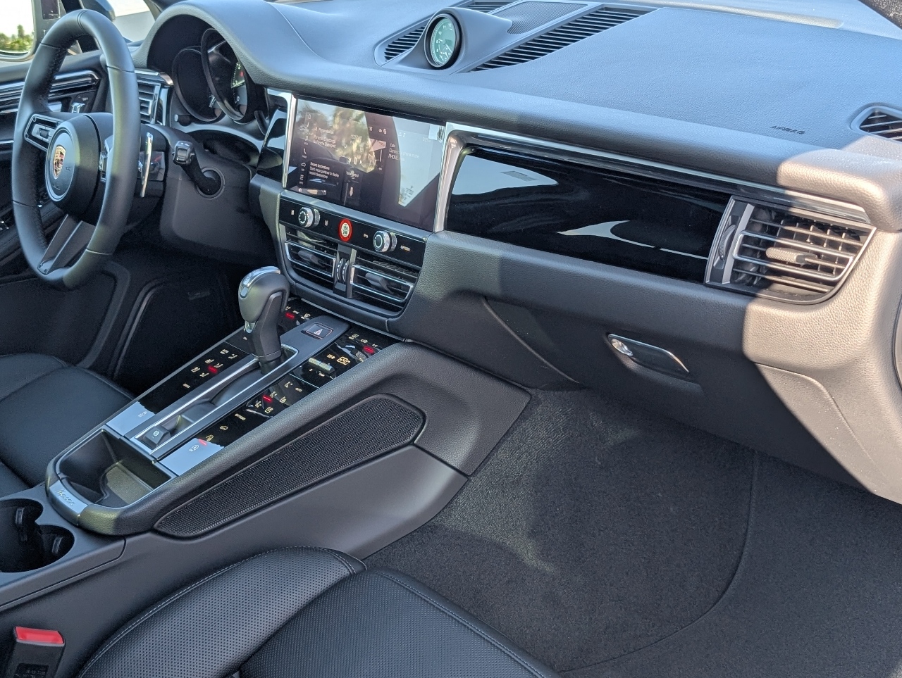 2026 Porsche Macan T photo 13