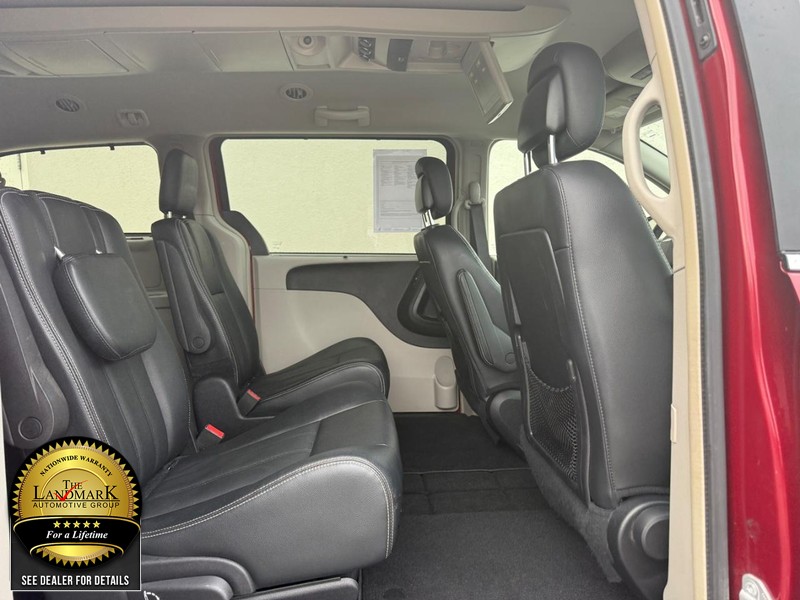 2016 Chrysler Town & Country Touring photo 11