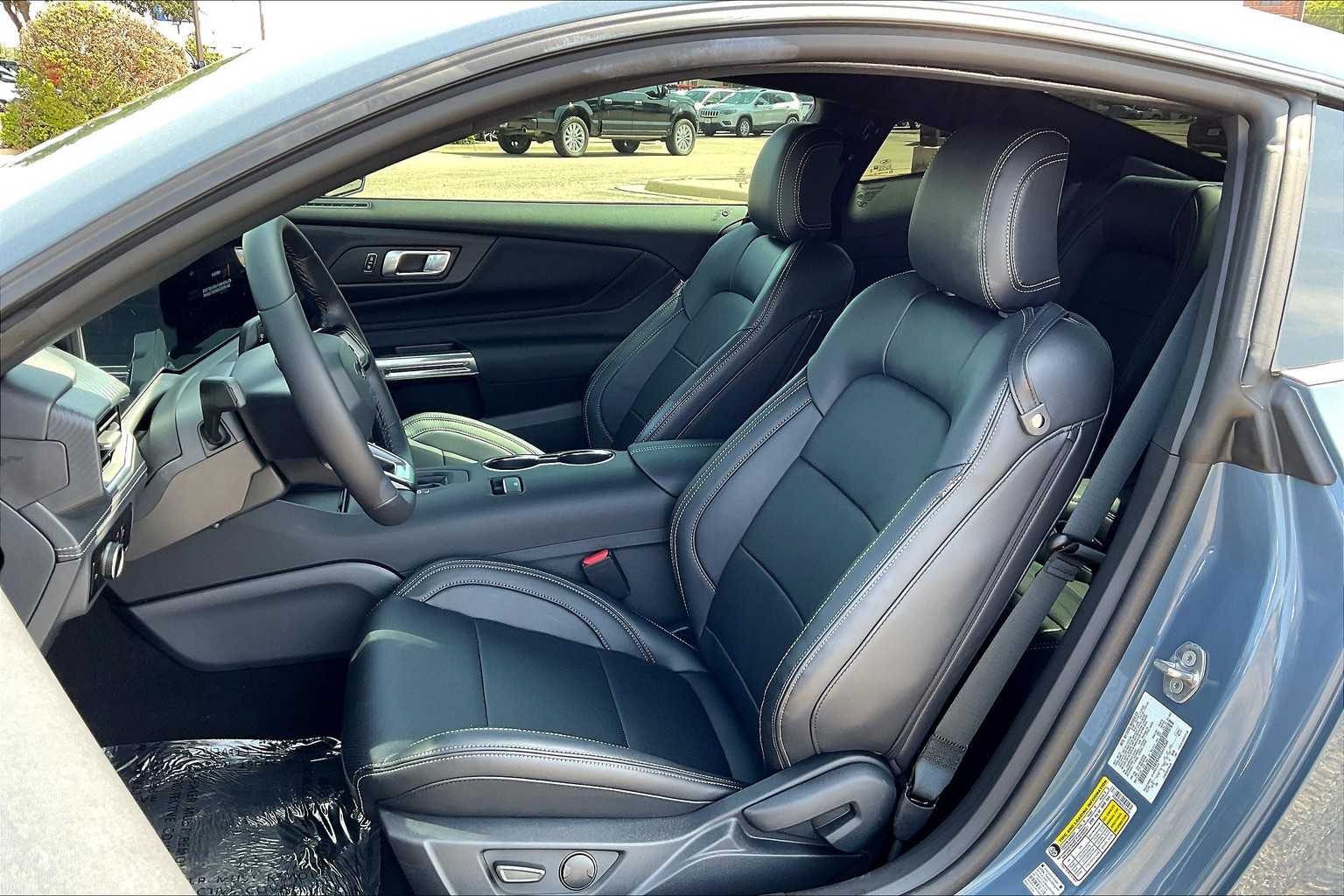 2025 Ford Mustang EcoBoost Premium photo 8