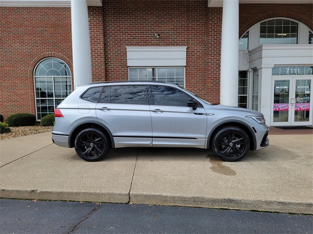 2023 Volkswagen Tiguan SE R-Line Black photo 4