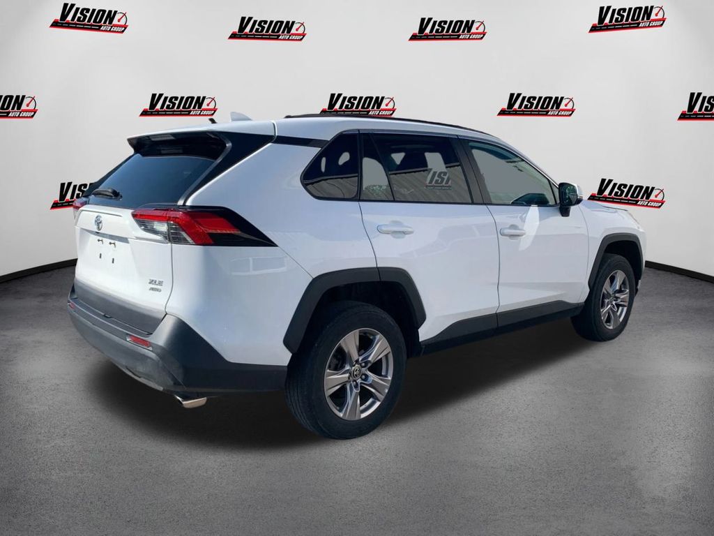 2022 Toyota RAV4 XLE photo 5