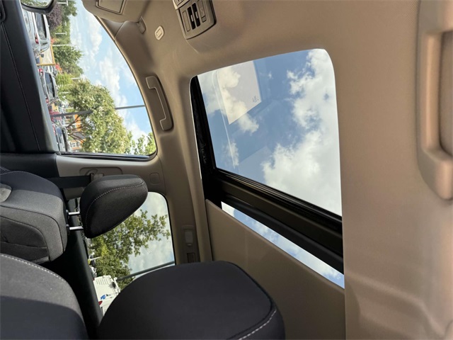 2023 Nissan Pathfinder SV photo 4
