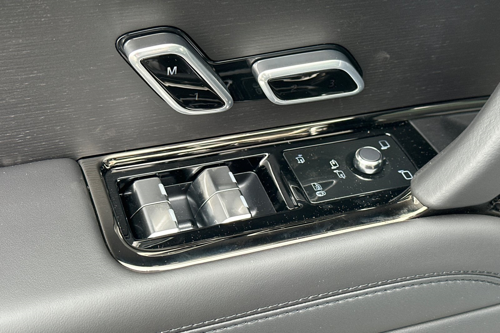2025 Land Rover Range Rover Sport SE photo 12