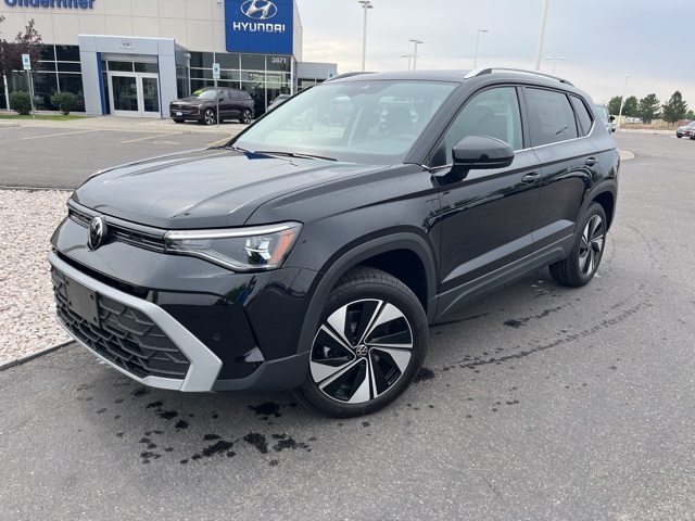 2025 Volkswagen Taos SE photo 8