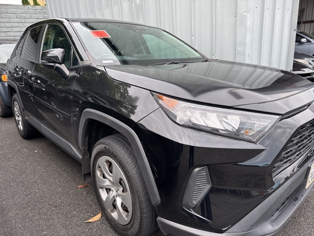 2022 Toyota RAV4 LE's photo