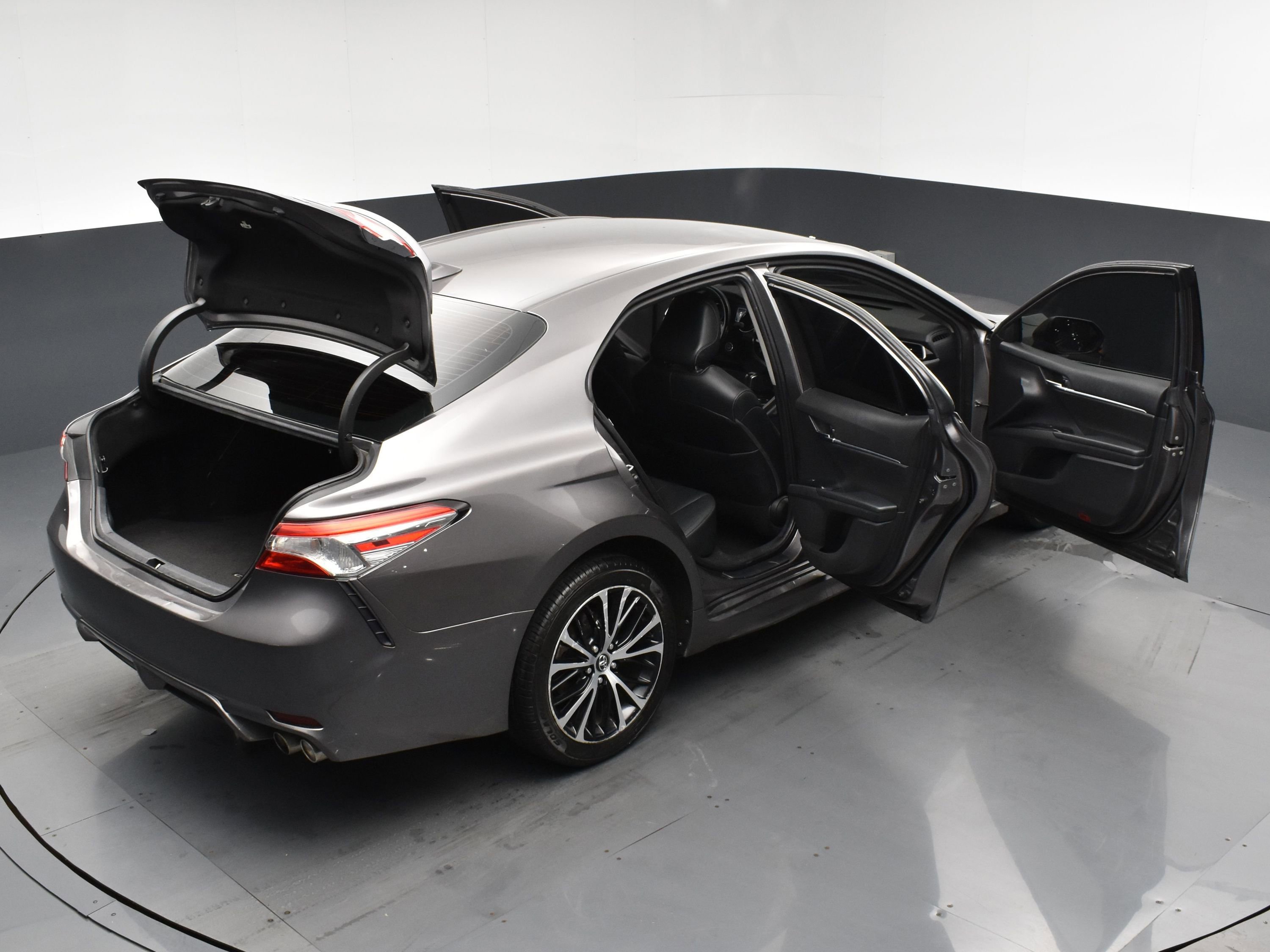 2020 Toyota Camry SE photo 28