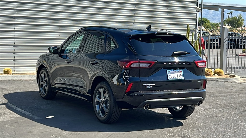 2023 Ford Escape Hybrid ST-Line photo 2