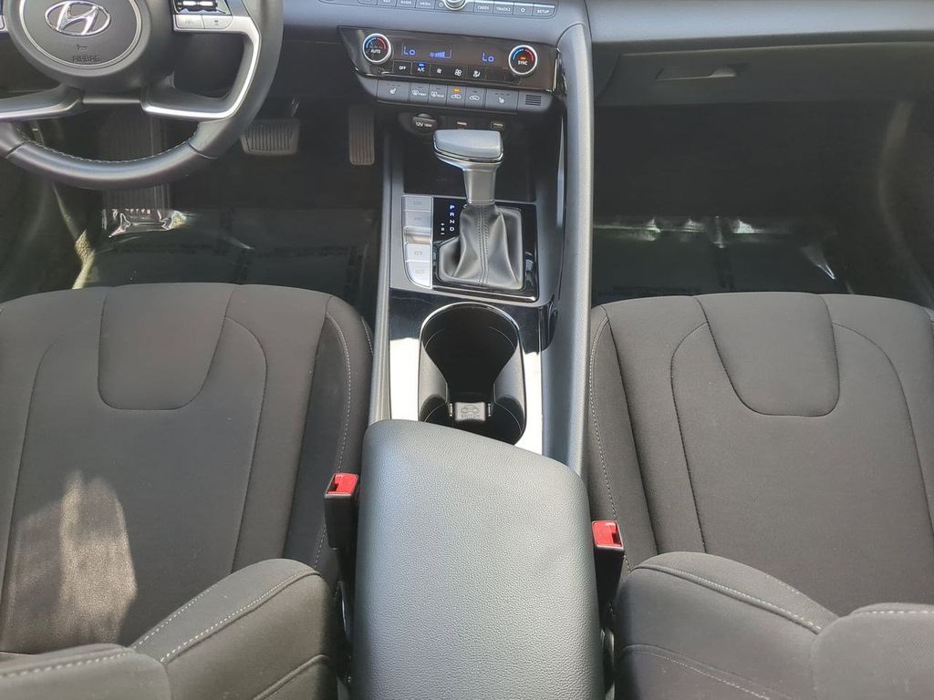 2023 Hyundai Elantra SEL photo 17
