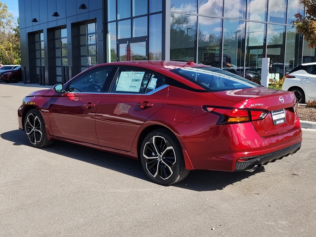 2025 Nissan Altima SR photo 4