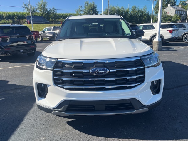 2025 Ford Explorer photo 2