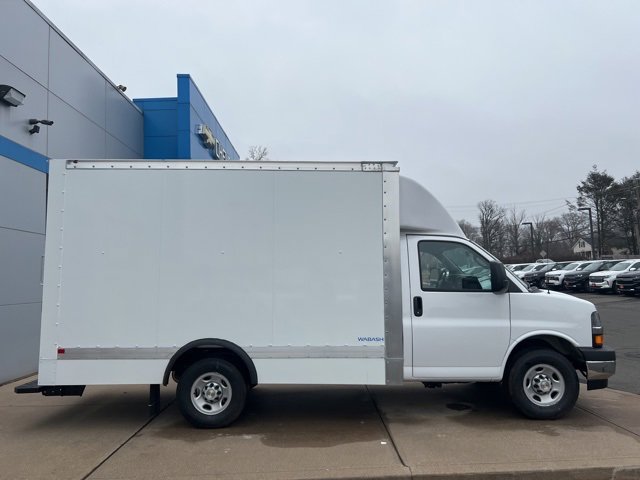 2024 Chevrolet Express Cutaway 3500 photo 2