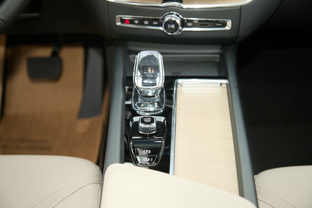 2026 VOLVO XC60 - Image 27