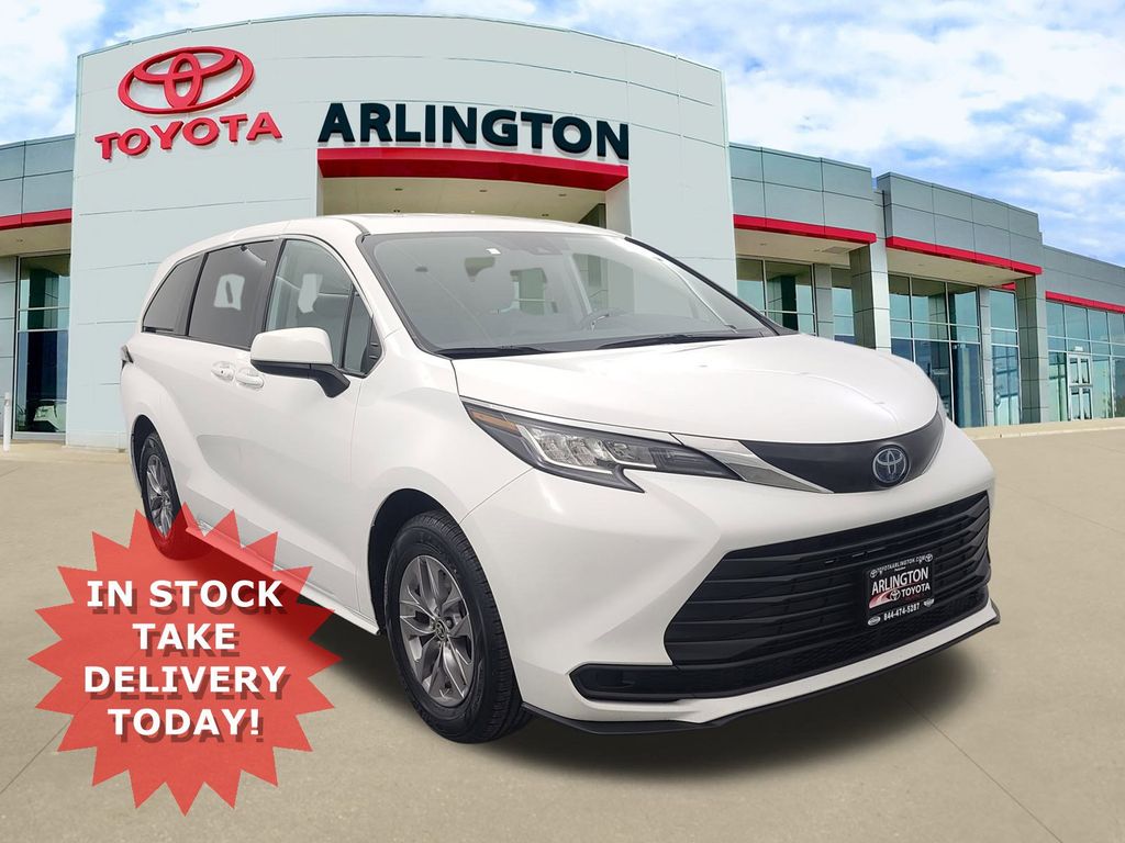 2022 Toyota Sienna LE's photo