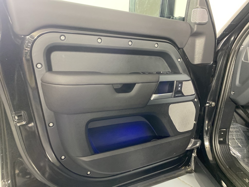 2024 Land Rover Defender 130 X-Dynamic SE photo 18