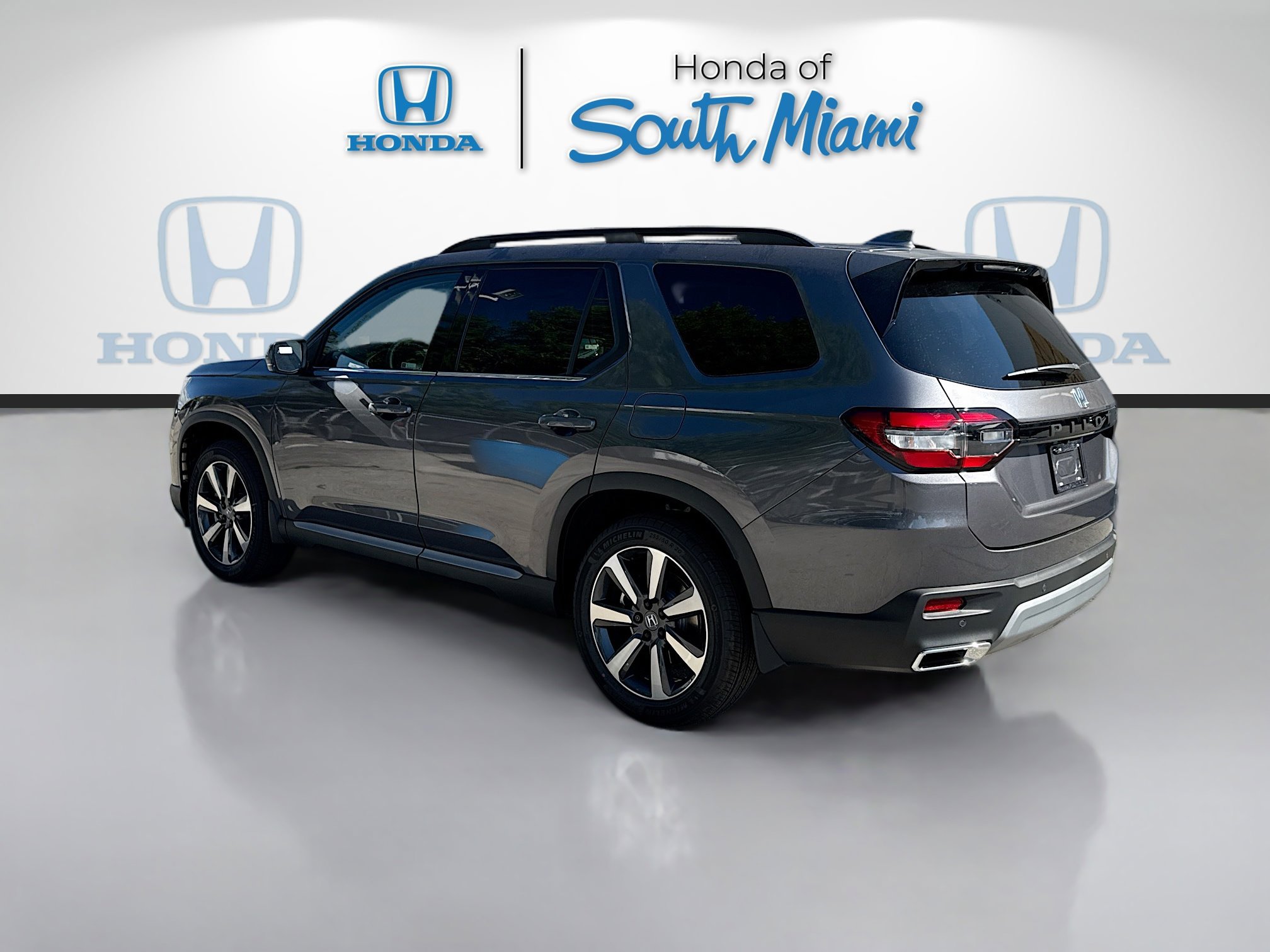 2025 Honda Pilot Touring photo 2