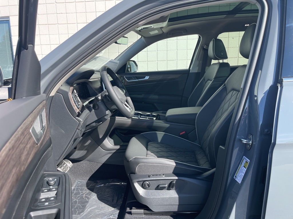 2026 Volkswagen Atlas SEL Premium R-Line photo 17