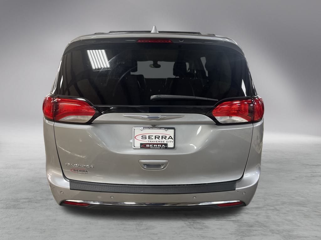 2017 Chrysler Pacifica Touring L photo 4