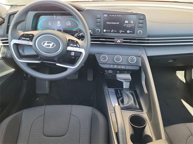 2025 Hyundai Elantra SE photo 13