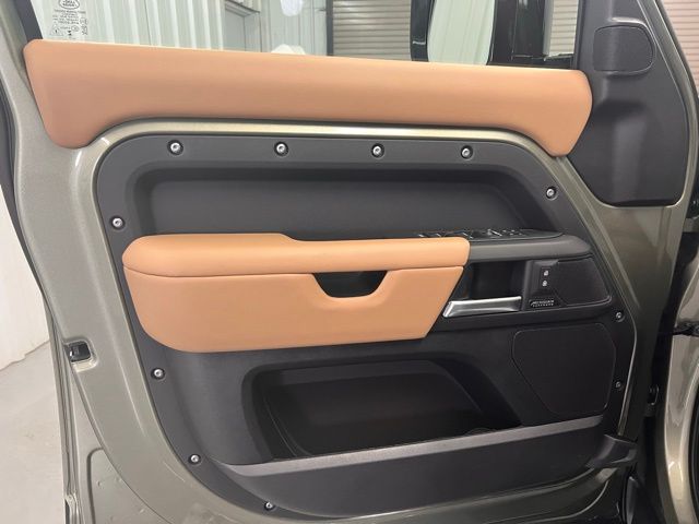 2025 Land Rover Defender 110 X-Dynamic SE photo 4