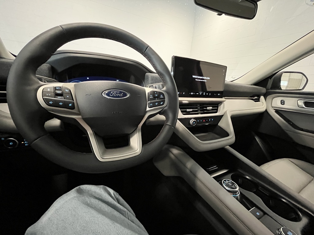 2025 Ford Explorer photo 4