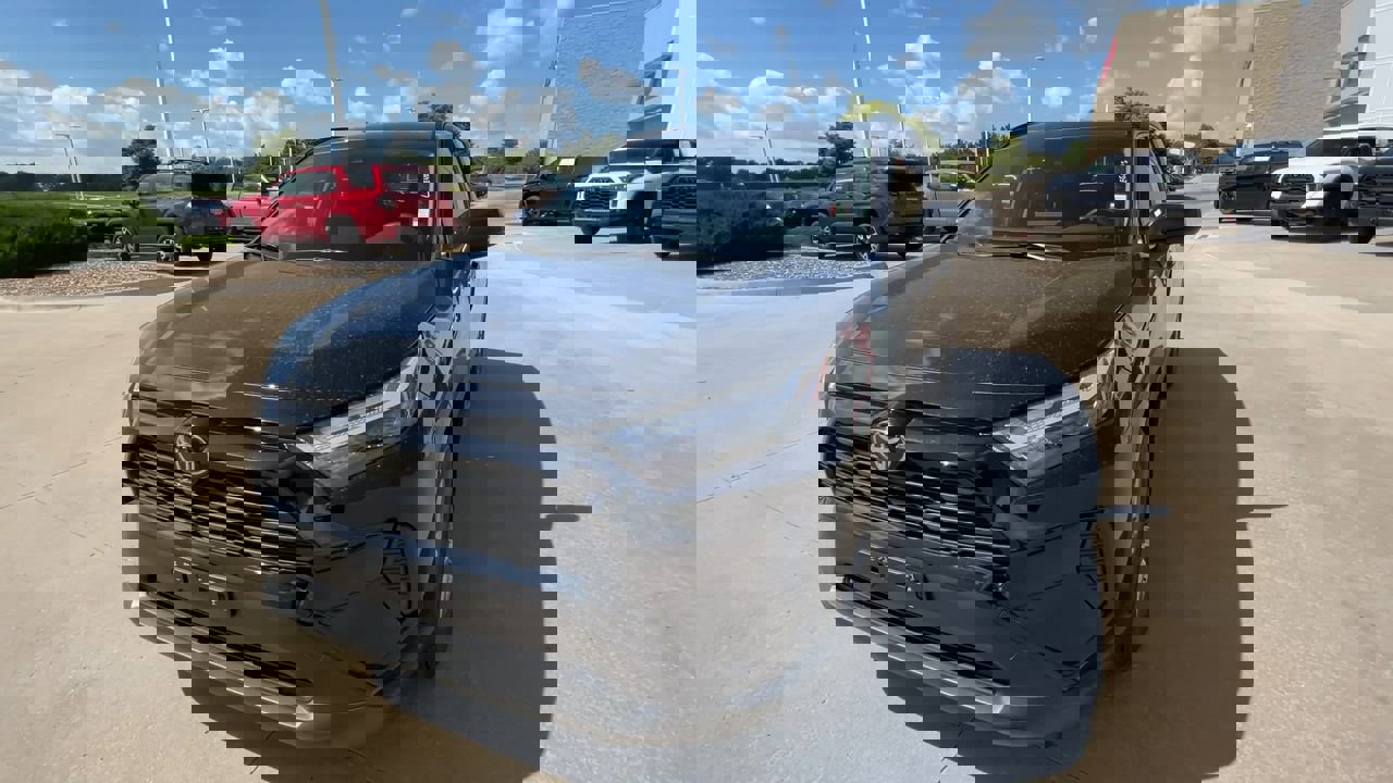 2025 Toyota RAV4 Hybrid LE photo 4