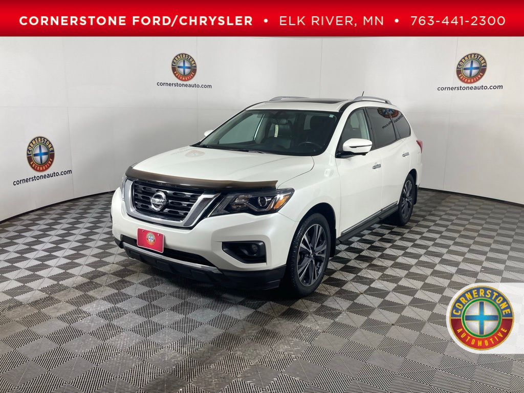 2017 Nissan Pathfinder Platinum's photo
