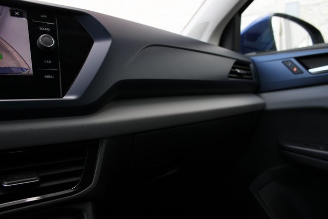 2022 Volkswagen Taos SE photo 2