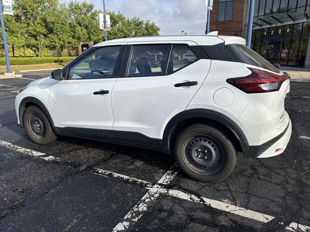 2022 Nissan Kicks S photo 2