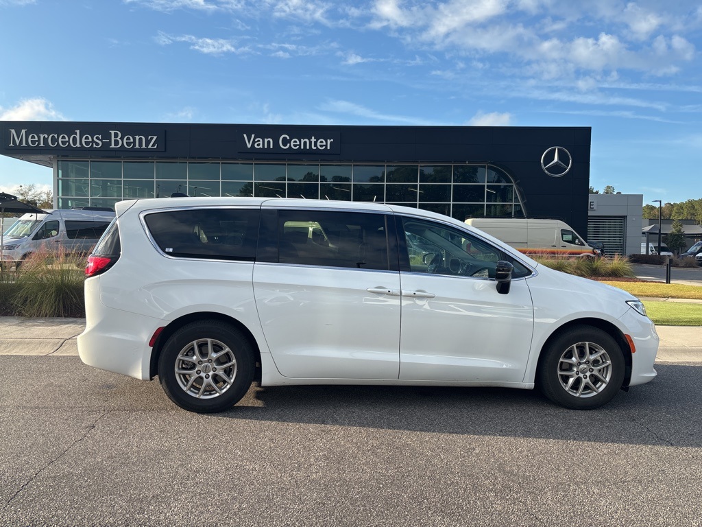 2024 Chrysler Pacifica Touring L photo 2