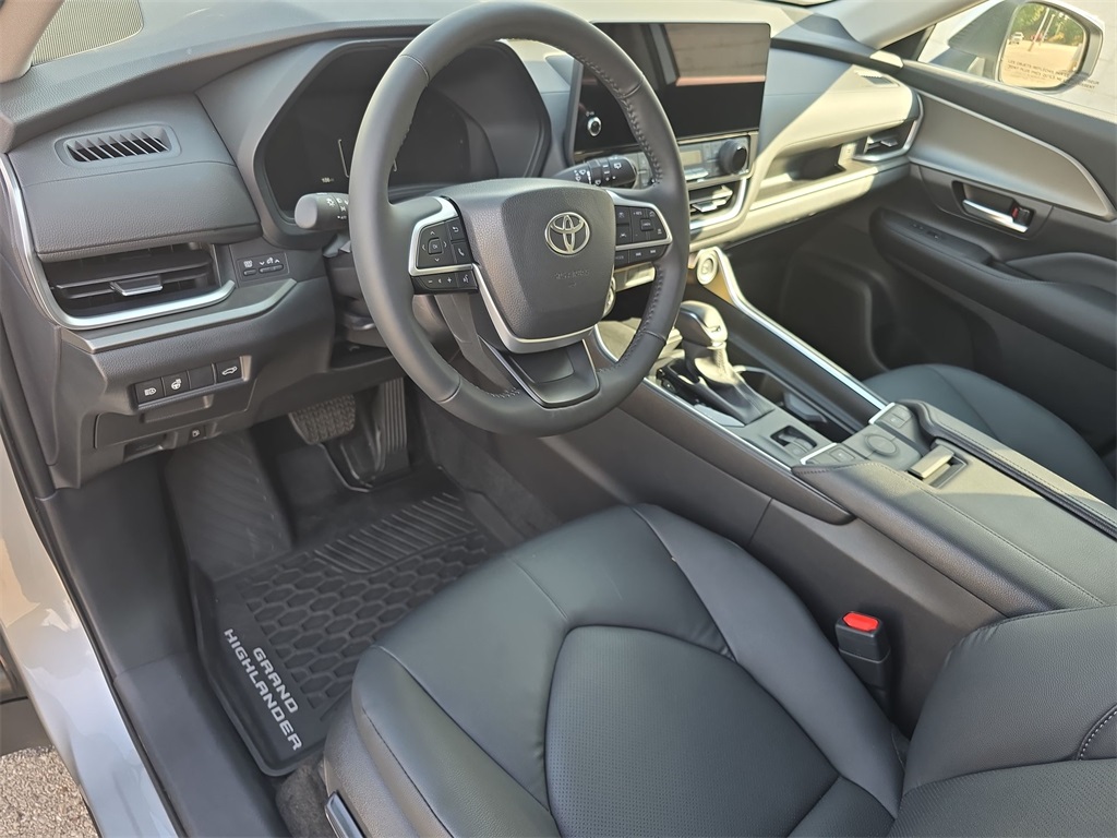 2025 Toyota Highlander Hybrid XLE photo 13