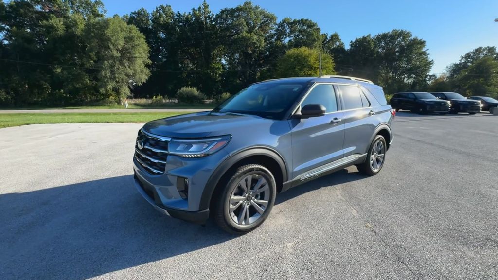 2025 Ford Explorer photo 4