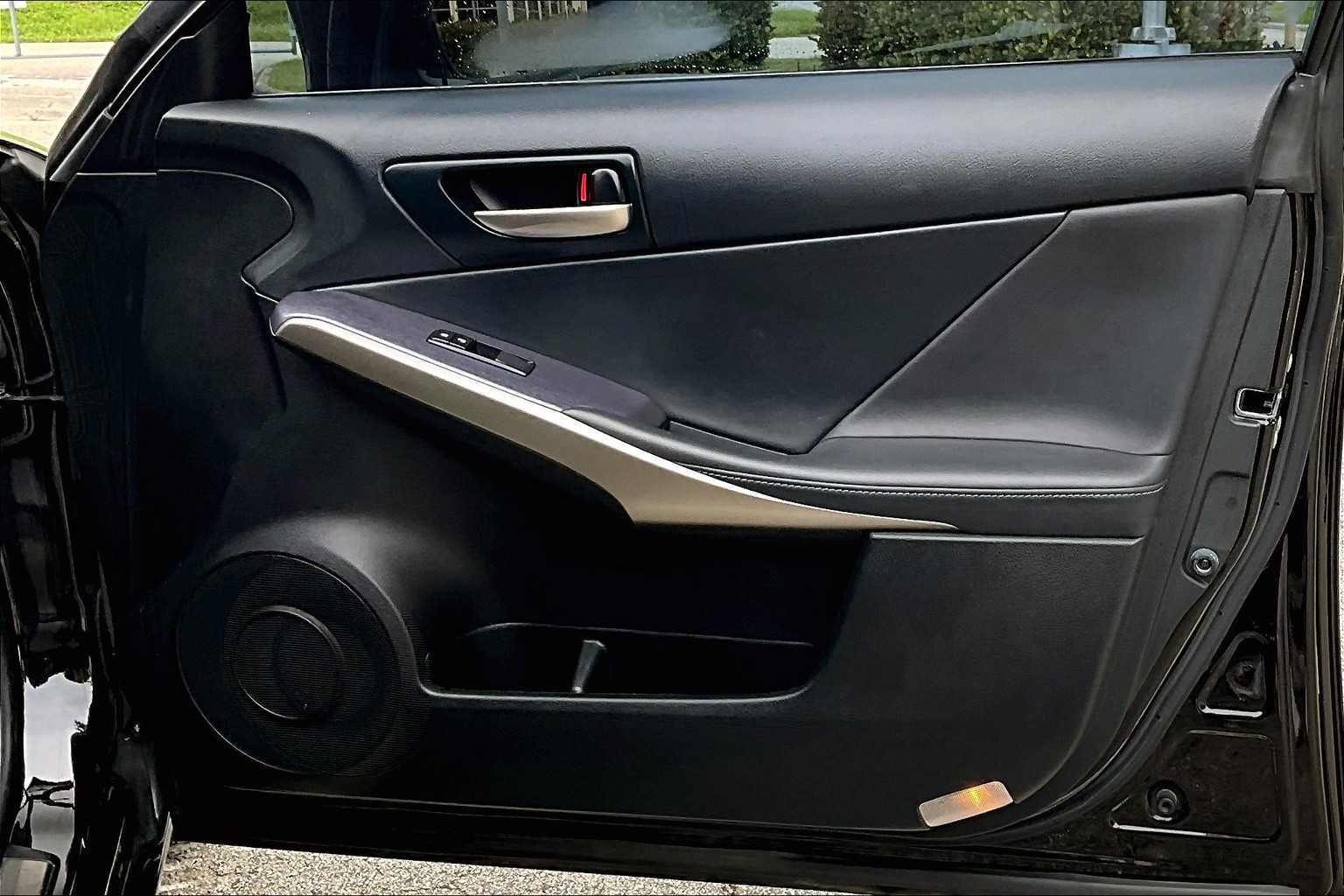 2020 Lexus IS 300 F SPORT photo 25