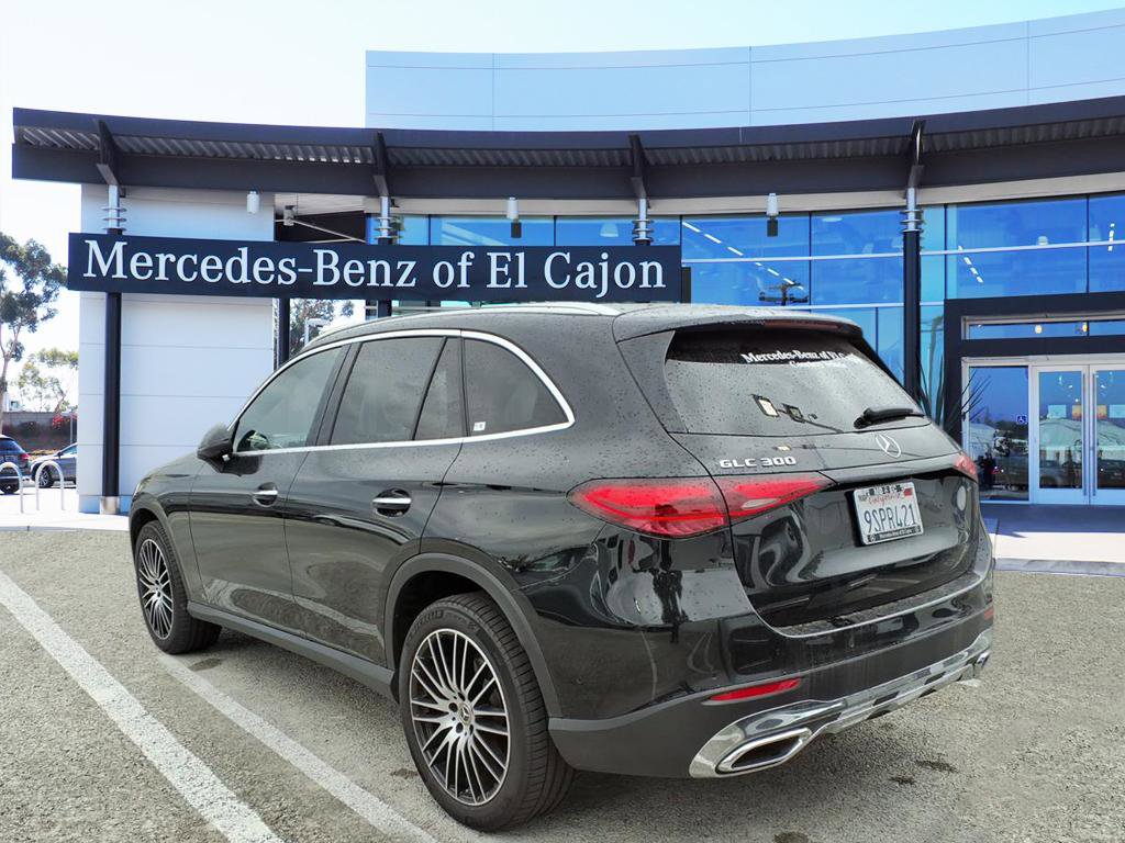 2025 Mercedes Benz GLC 300 photo 3