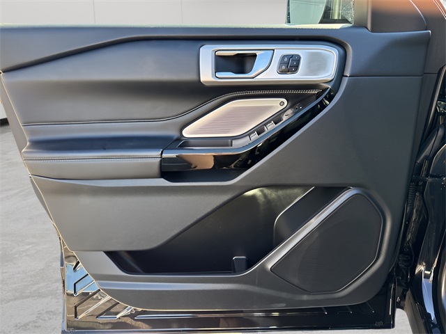 2022 Ford Explorer ST photo 4