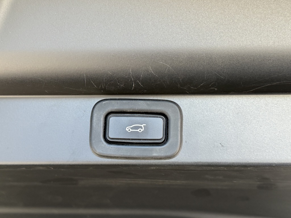 2023 Land Rover Range Rover SE photo 3