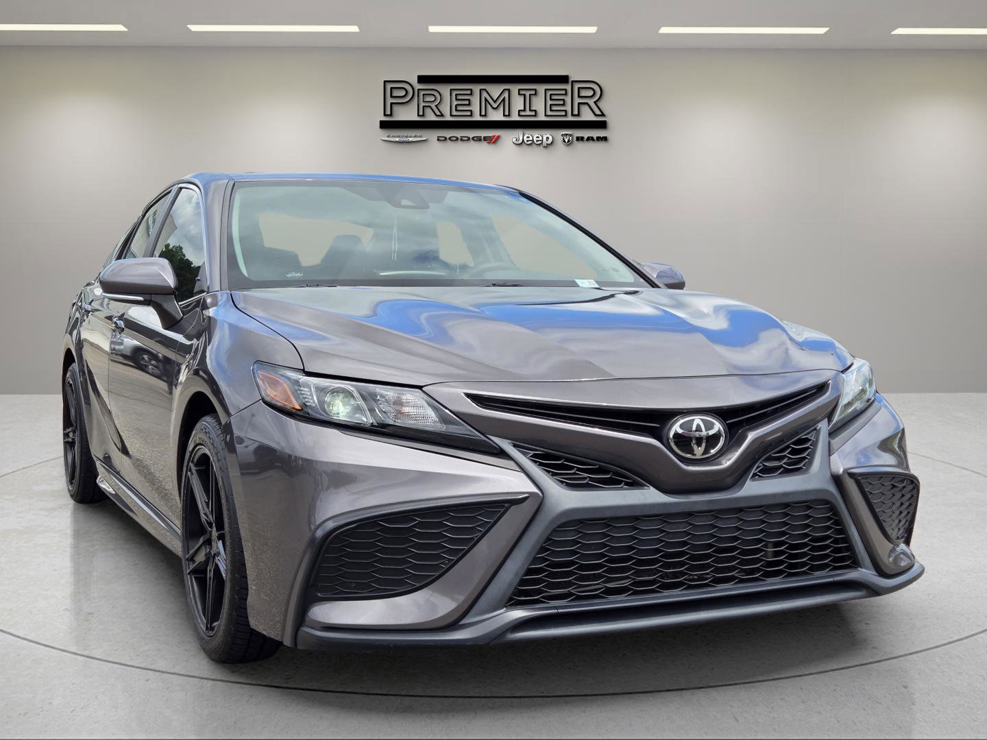 2022 Toyota Camry SE photo 4