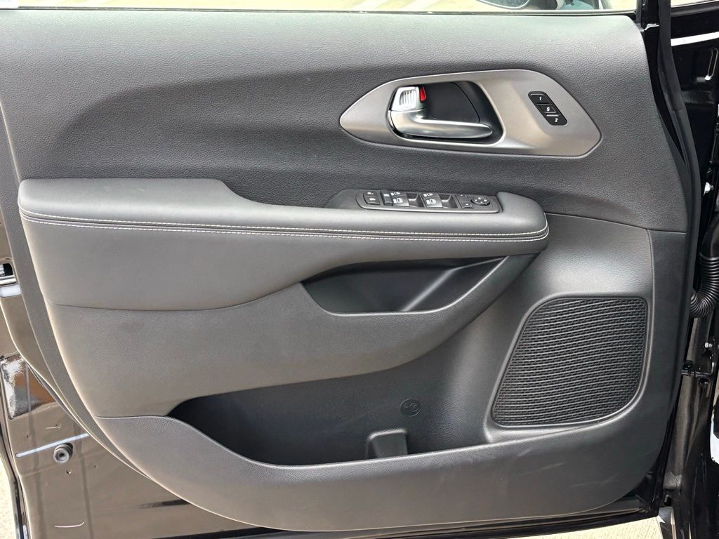 2026 Chrysler Pacifica photo 9