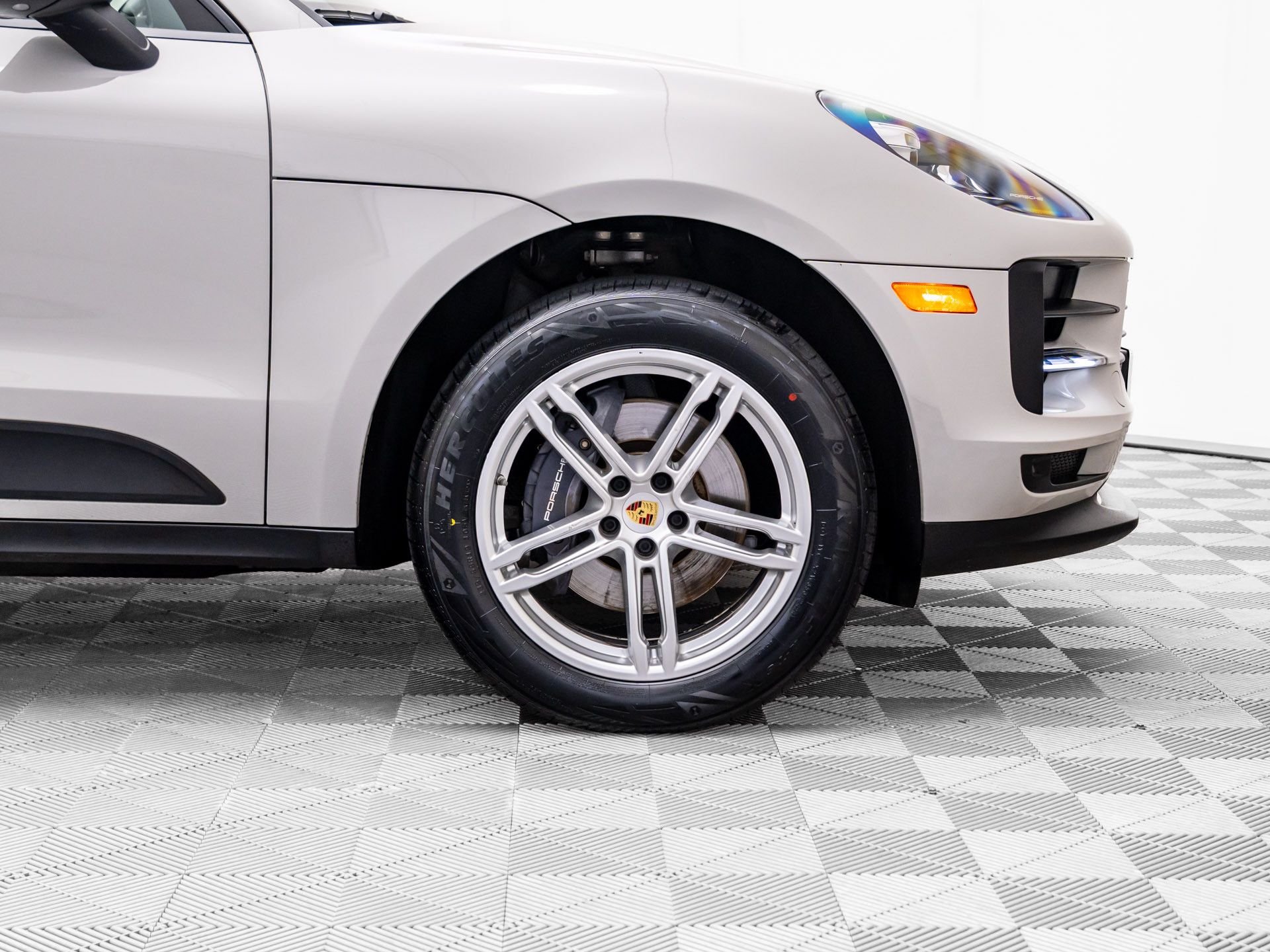 2021 Porsche Macan Base photo 25