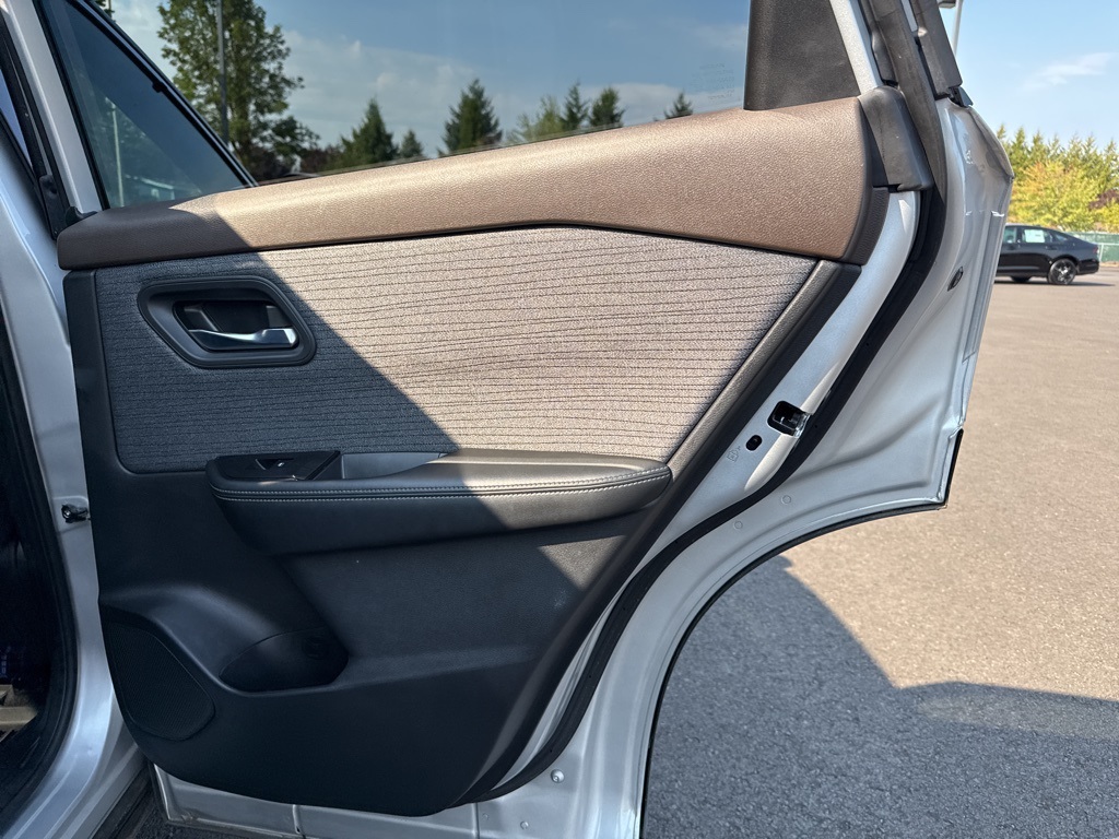 2021 Nissan Rogue SV photo 22