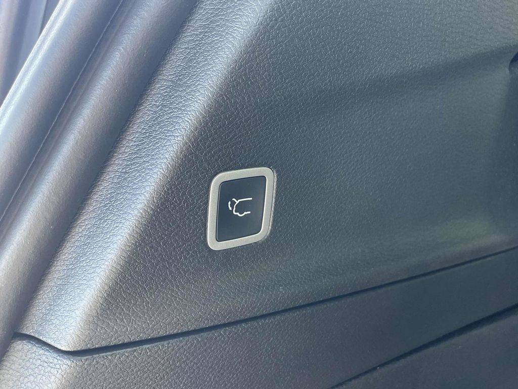 2025 Chrysler Voyager LX photo 18