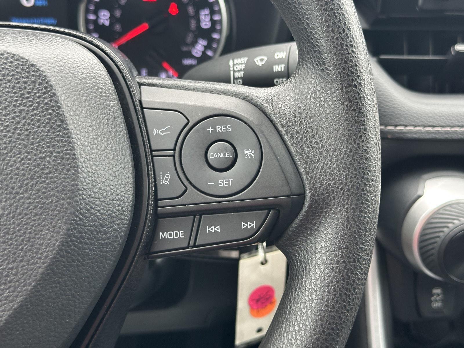 2022 Toyota RAV4 LE photo 16