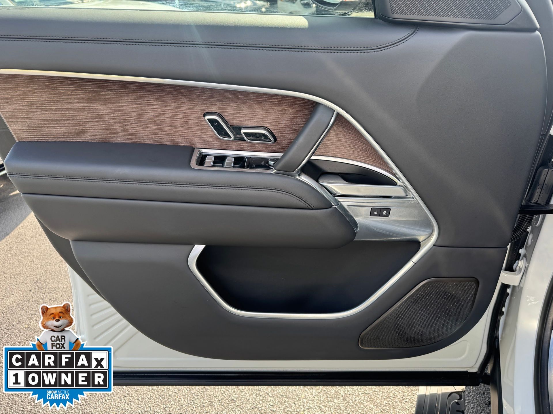 2025 Land Rover Range Rover Autobiography photo 2