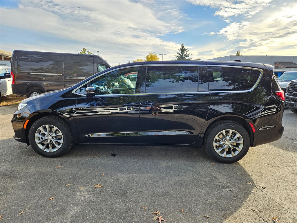 2026 Chrysler Pacifica photo 4