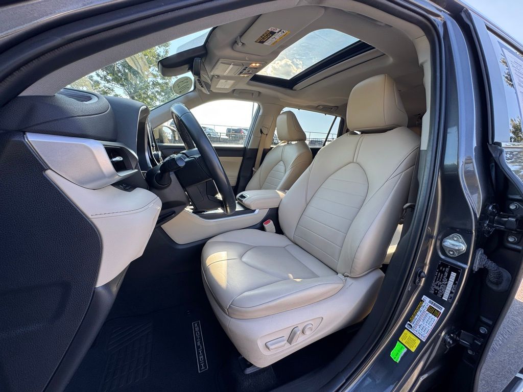 2023 Toyota Highlander XLE photo 19