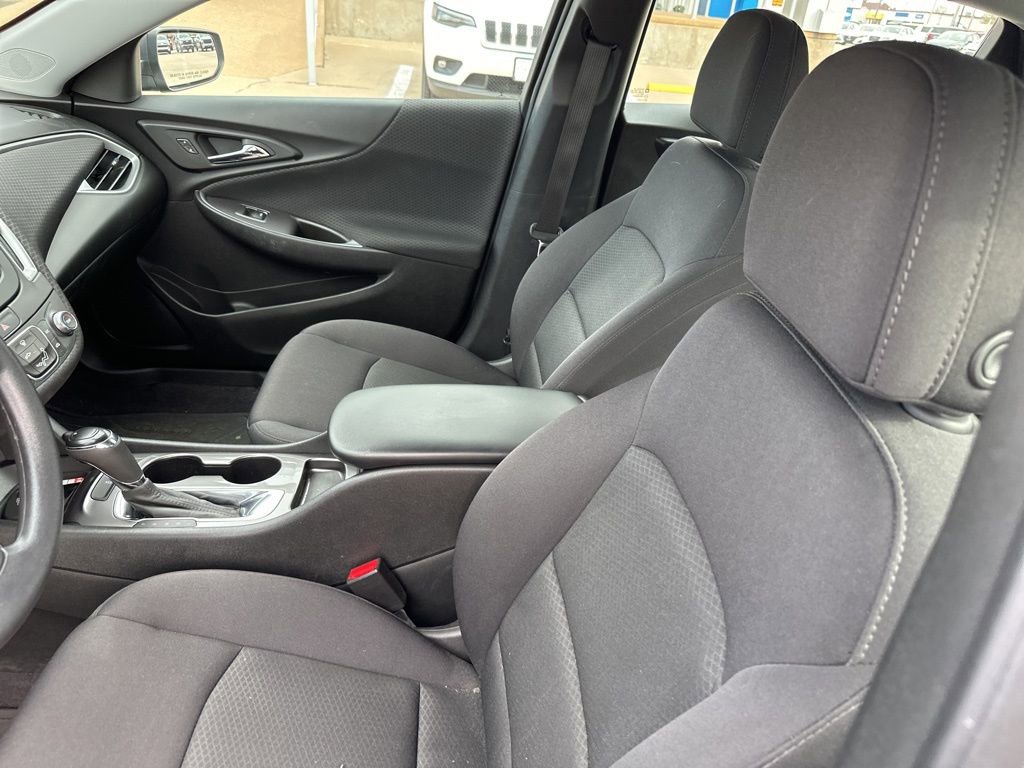 2017 Chevrolet Malibu photo 2