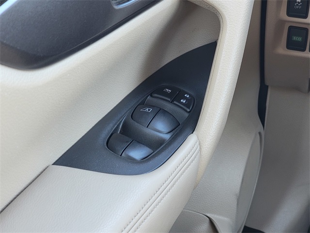 2016 Nissan Rogue SV photo 23