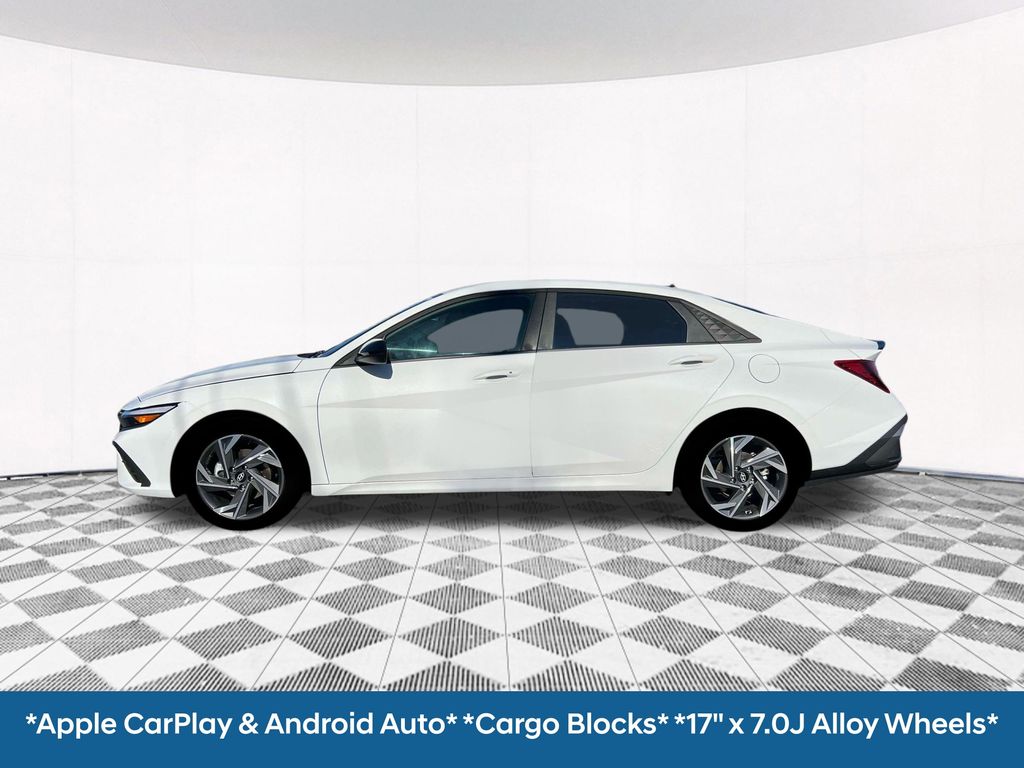 2025 Hyundai Elantra SEL Sport photo 3