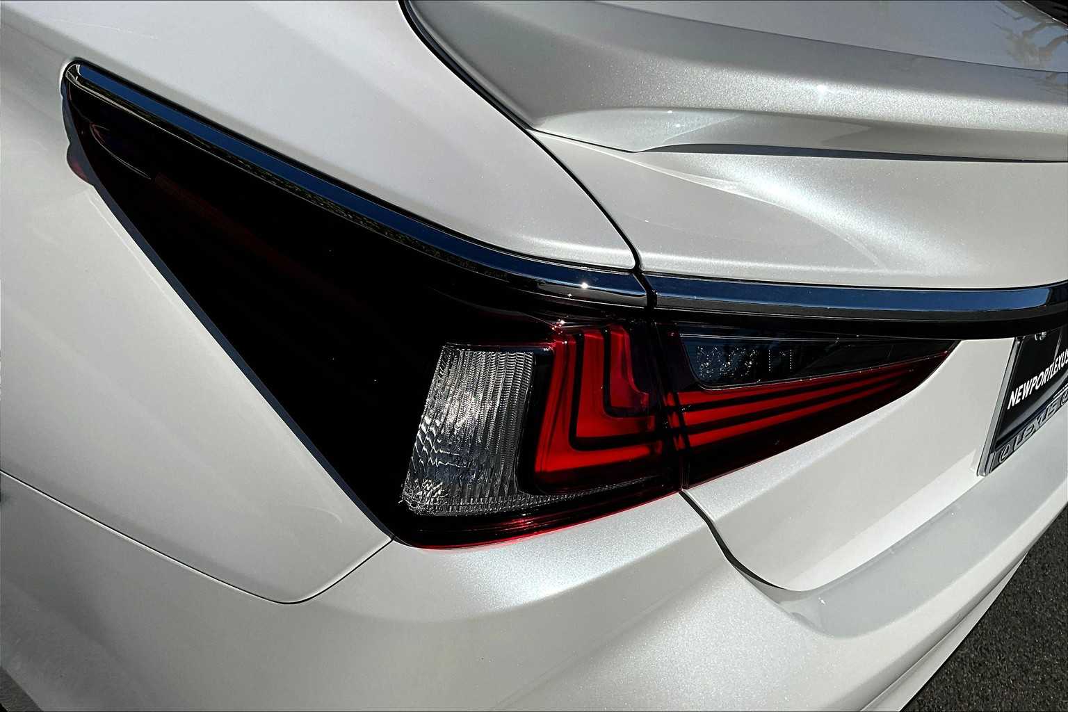 2025 Lexus ES 300h Luxury photo 11