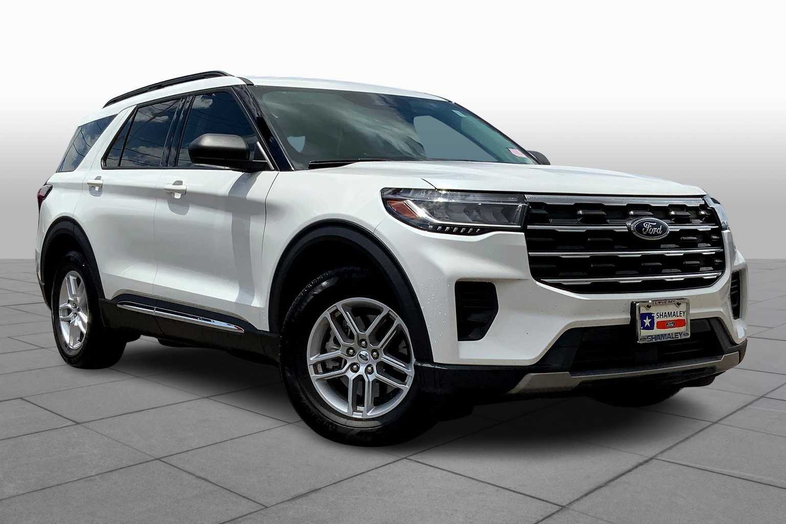2025 Ford Explorer photo 2